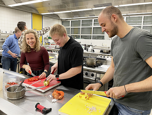 Studierende im Kochkurs