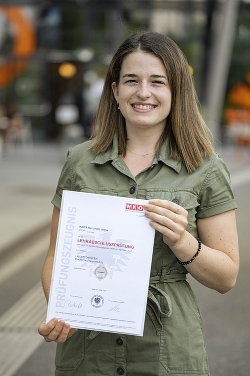 Mercedes Maier mit ihrem Lehrabschluss-Zertifikat