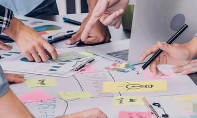 Personen bei einem Meeting