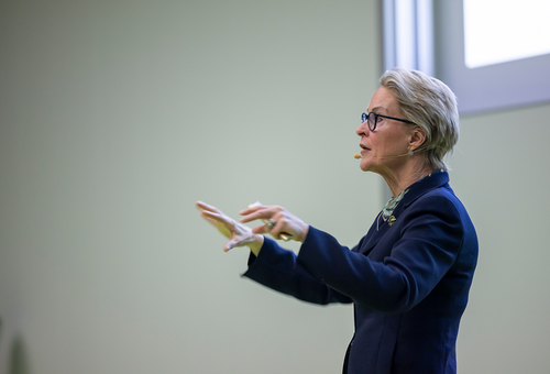 Frances H. Arnold spricht über ihre Forschung.