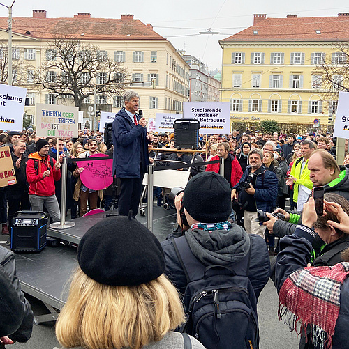 Unis machen Budgetlücke aufmerksam