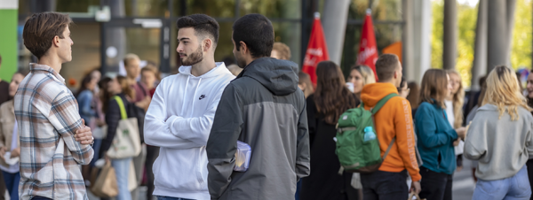 Studierende am Med Uni-Campus